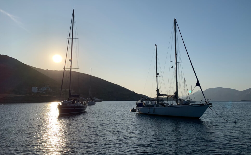 Titelbild Segeltörn Kos Segelschiffe haben in einer Bucht geankert im Sonnenuntergang