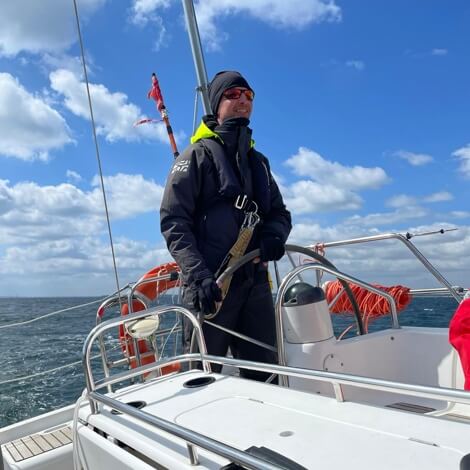 Profilbild von Matthias - Ich am Steuerrad einer Segelyacht
